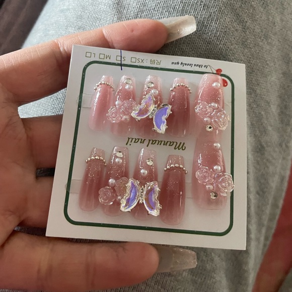 Stunning nails - Picture 1 of 2